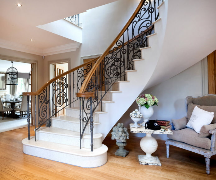 kute balustrady z drewnianymi uchwytami