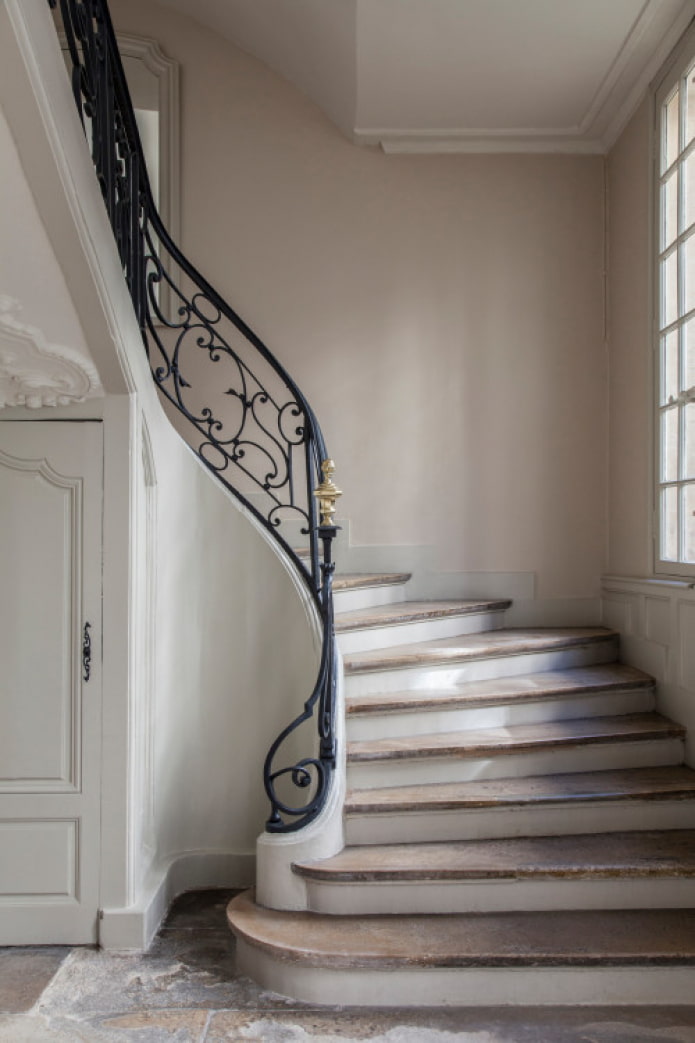 czarne kute balustrady
