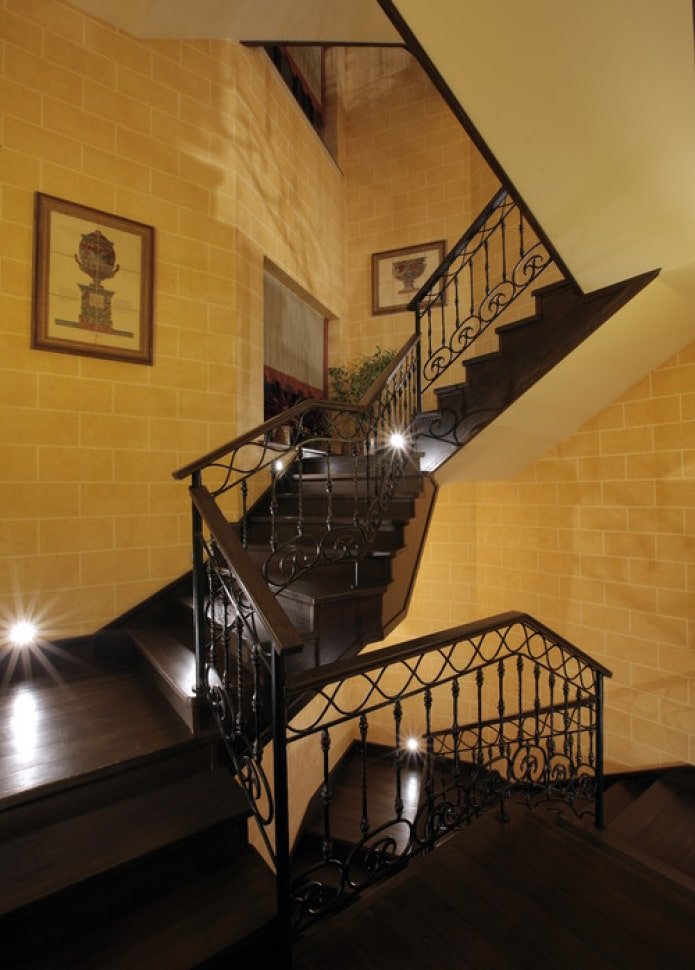 ciemne kute balustrady