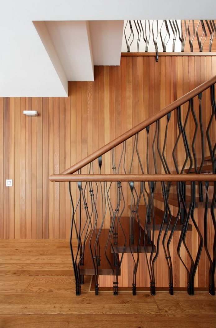 żelazne balustrady z drewnem