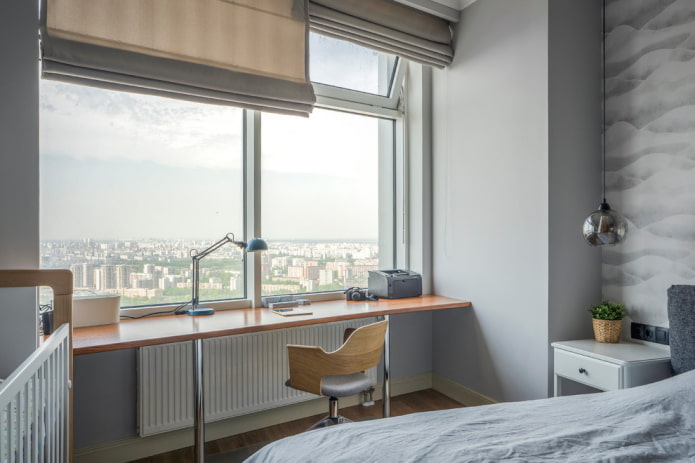 biurko na parapecie we wnętrzu