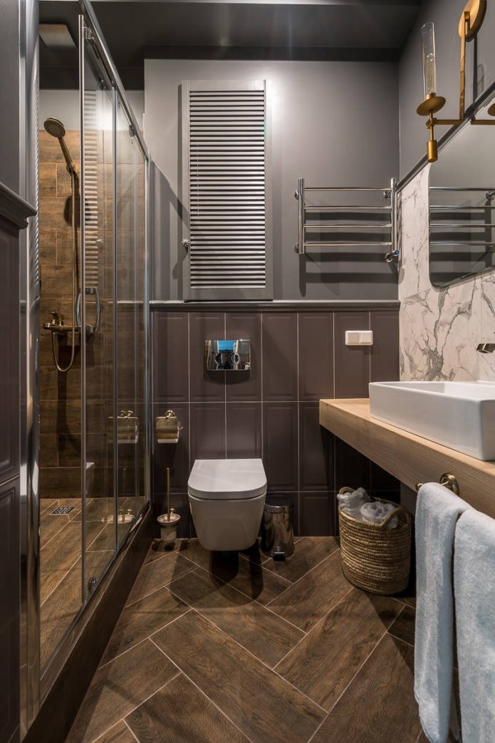 Płytki w prysznicu, przy lustrze i wc