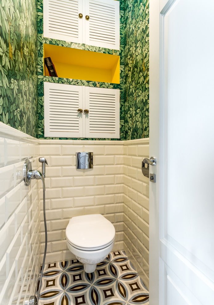 armatura wodno-kanalizacyjna we wnętrzu toalety w apartamencie z czasów Chruszczowa