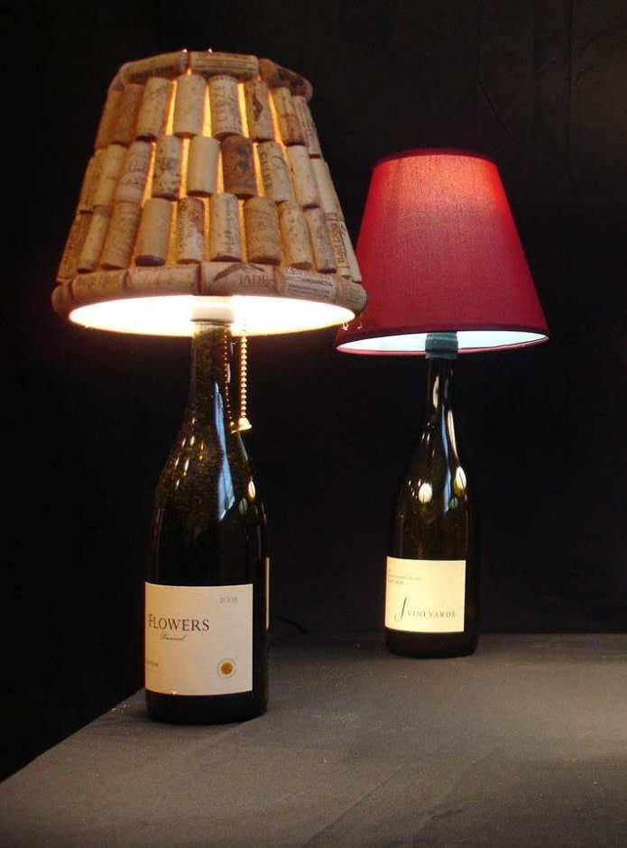 lampy stołowe z butelek wina i korków