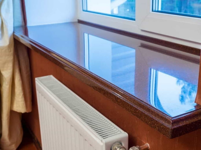 ciemny parapet kamienny