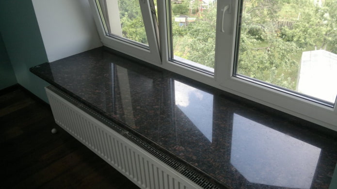 ciemny kamienny parapet