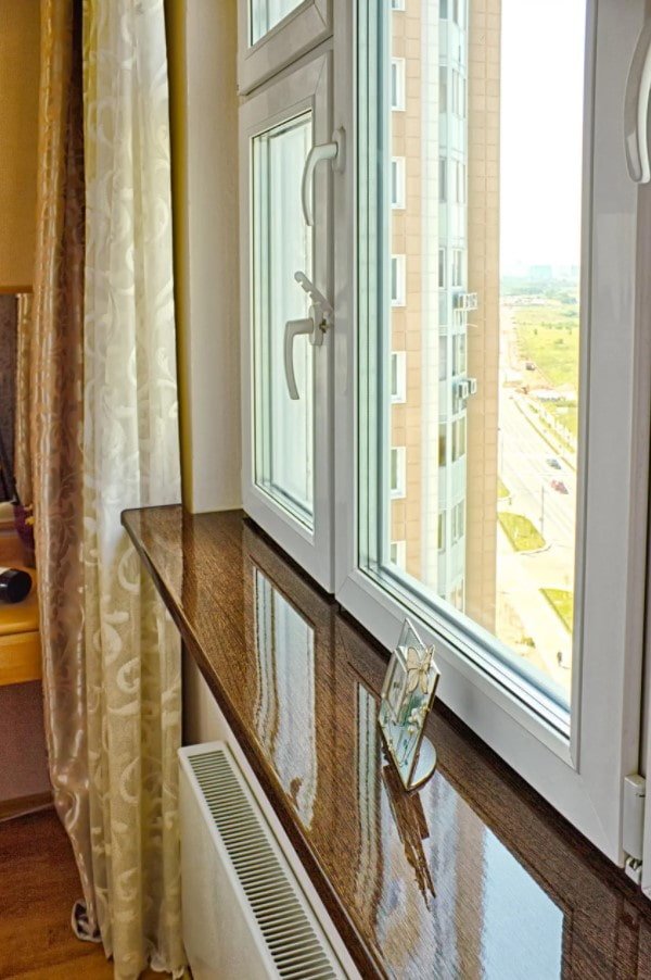 błyszczący parapet