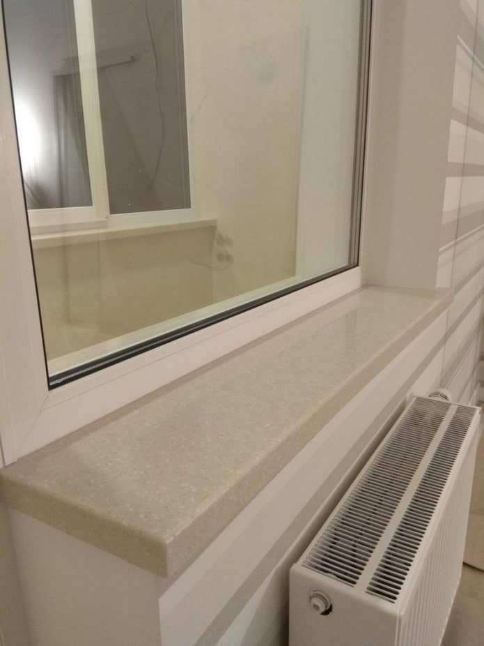 wąski parapet we wnętrzu