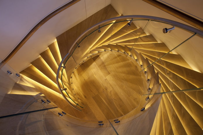 oświetlenie schodów spiralnych w domu