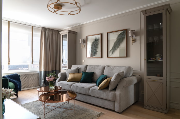 sofa z poduszkami w salonie
