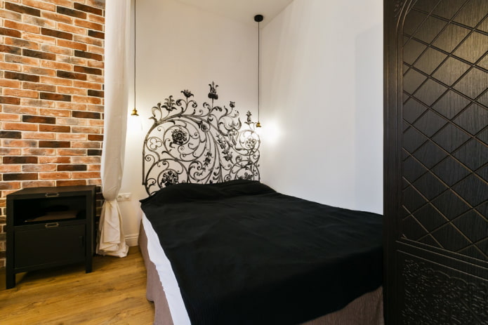 łóżko z narzutą w stylu loftowym