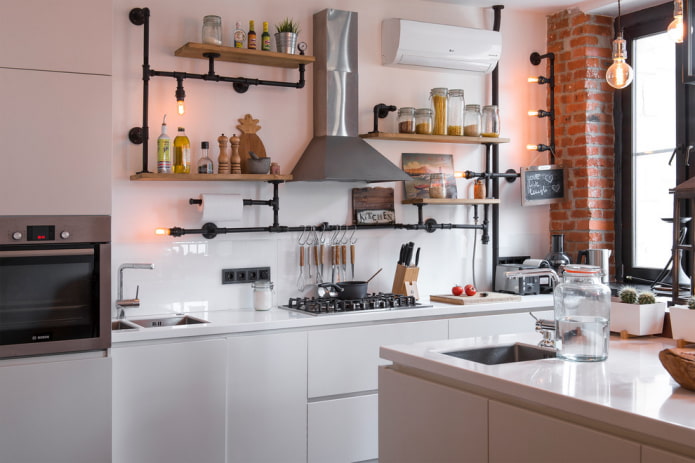 półki we wnętrzu kuchni w stylu loft