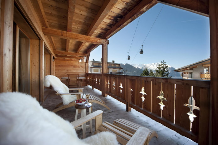 drewniany sufit na loggii w stylu chalet