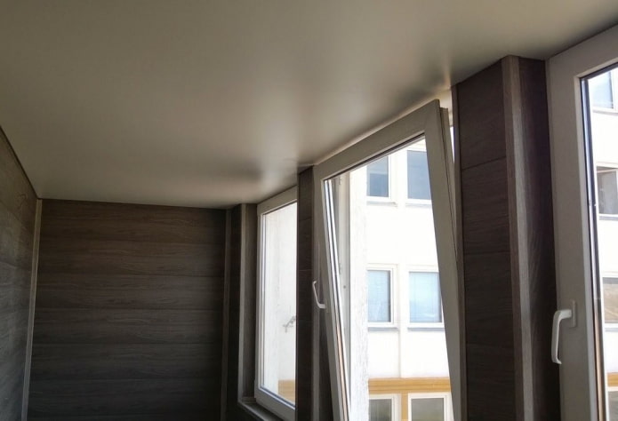satynowy sufit napinany na loggii