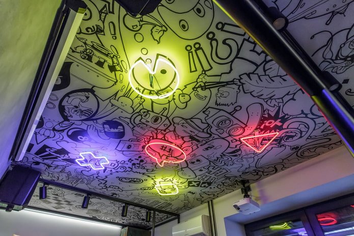 sufit z rysunkami w stylu graffiti