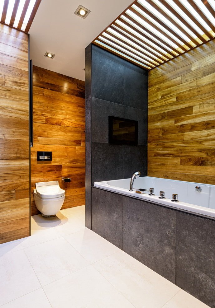 design sufitu w łazience połączonej z toaletą