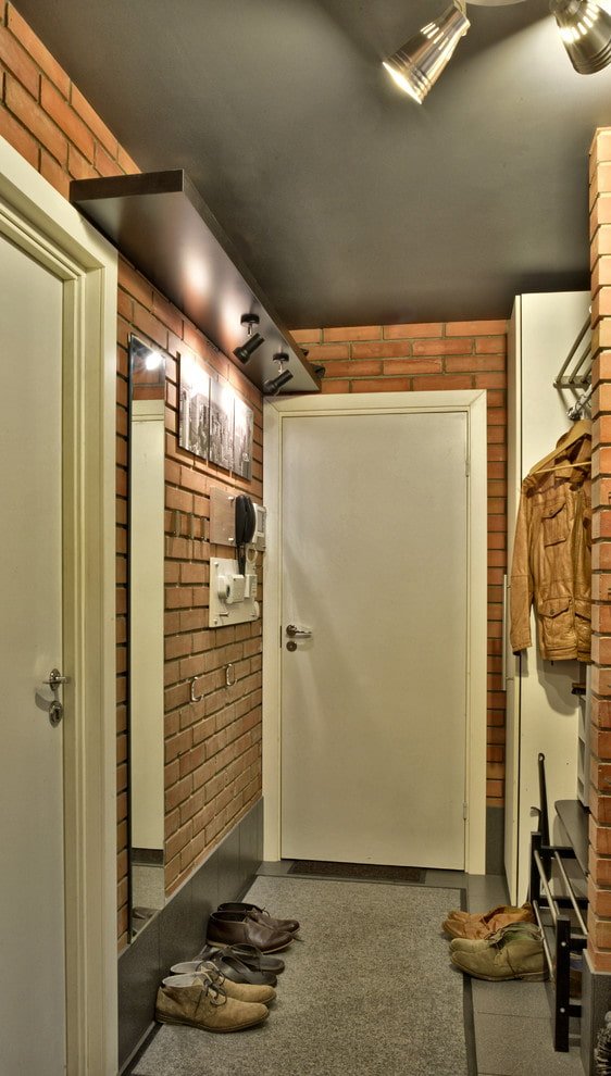 korytarz w mieszkaniu Chruszczowa w stylu loftowym