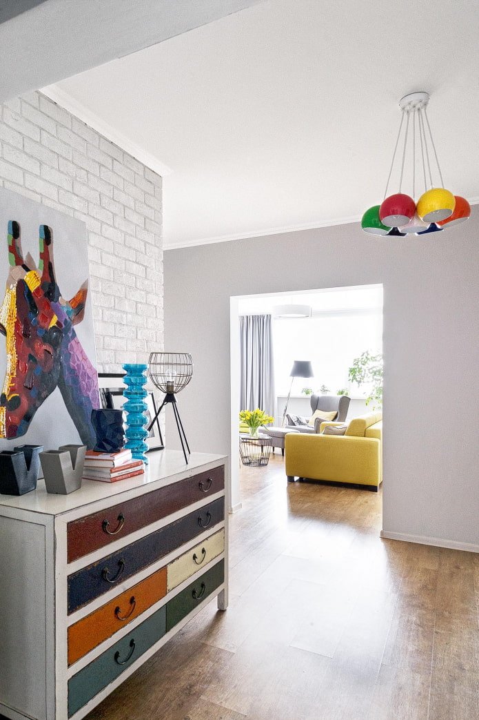 Korytarz z elementami pop-artu