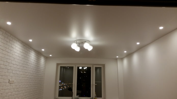 lampy wzdłuż ścian na suficie