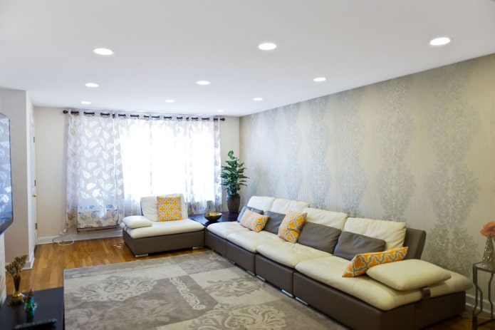 wiele lamp w salonie