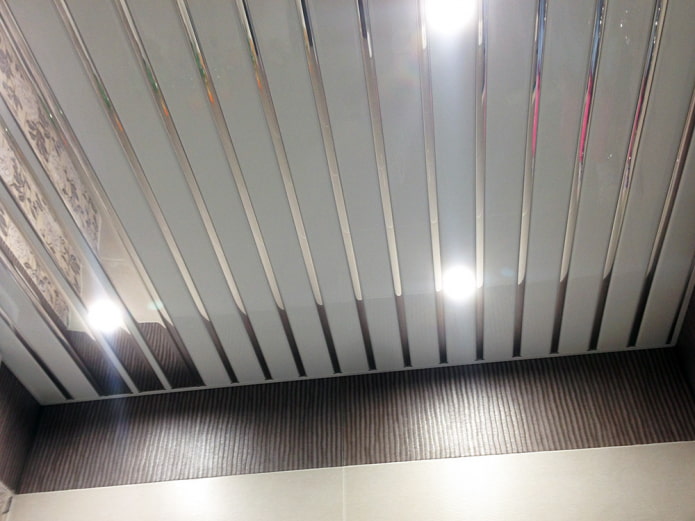 konstrukcja wisząca z listew aluminiowych