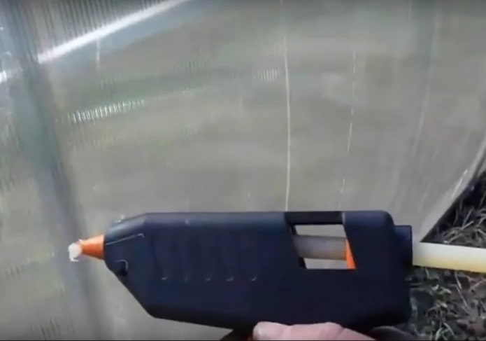 uszczelnianie otworów w poliwęglanie pistoletem do klejenia