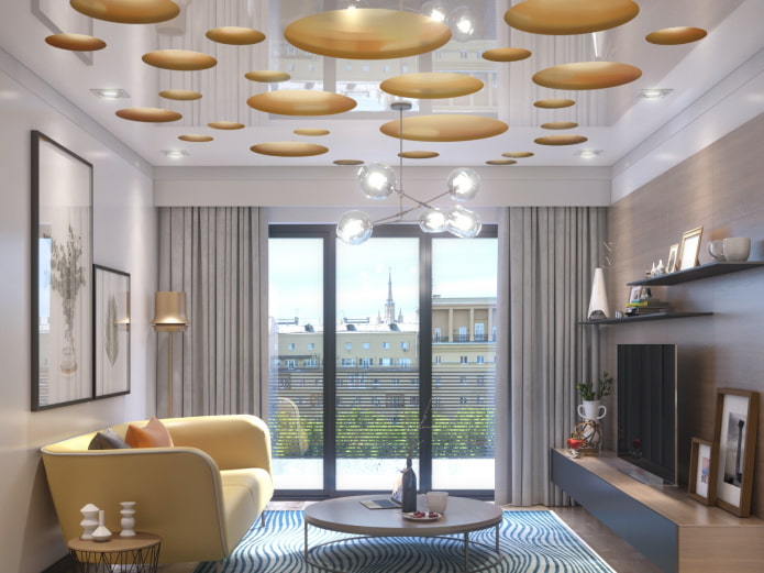 rzeźbiony sufit napinany w salonie