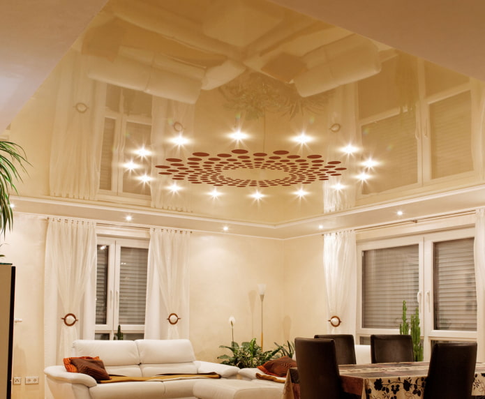 rzeźbiony sufit napinany w salonie