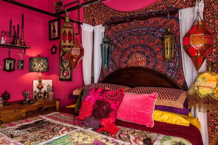 różowa sypialnia w stylu boho