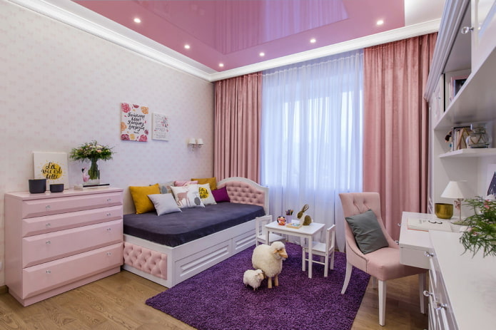 różowy sufit napinany w pokoju dziecięcym