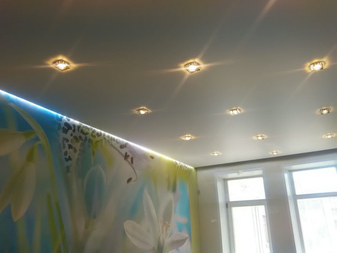 satynowy sufit napinany z reflektorami