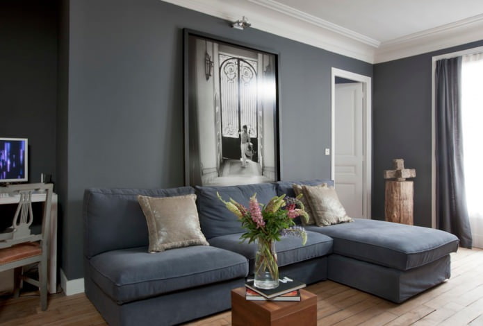szara sofa w nowoczesnym wnętrzu salonu