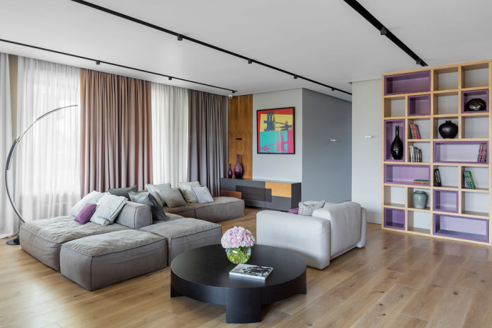 modułowa sofa w przestronnym salonie