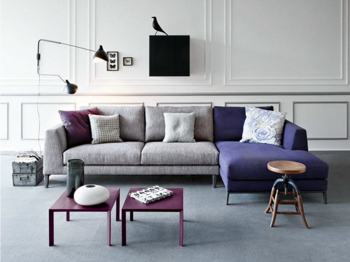 sofa modułowa z niebieskimi wstawkami