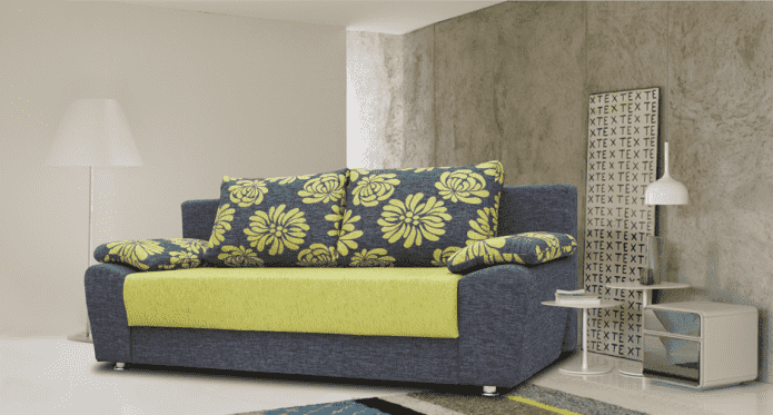 sofa z zielonymi kwiatami
