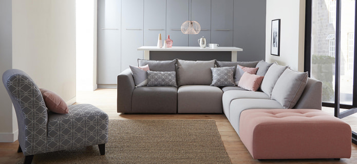 sofa z różowymi wstawkami