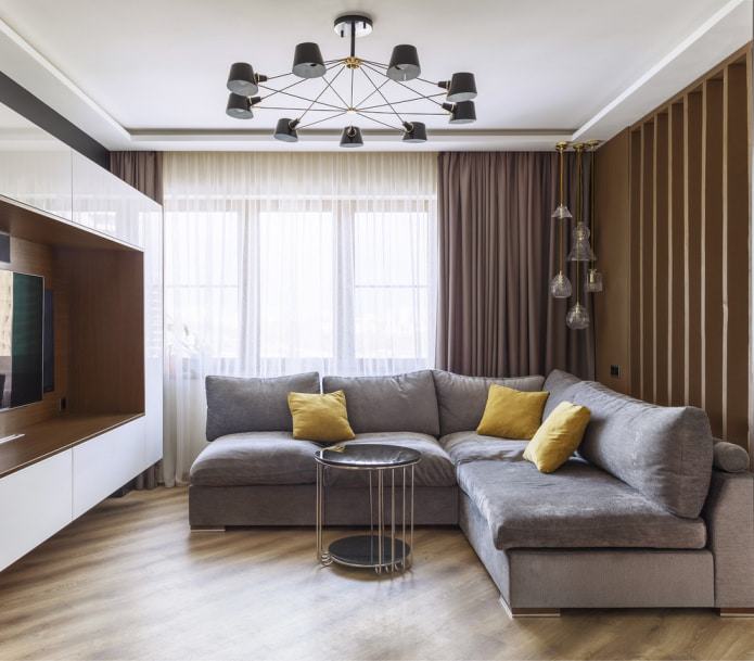narożna sofa z żółtymi poduszkami