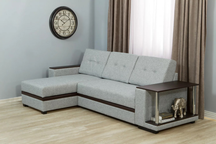 sofa ze stolikiem na podłokietniku