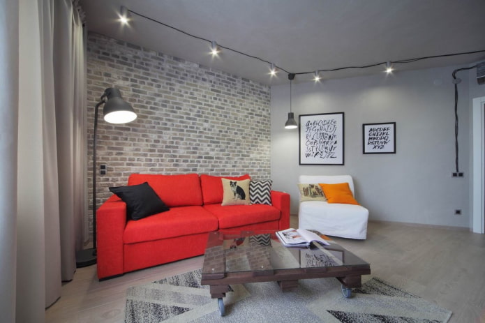 czerwona sofa w salonie