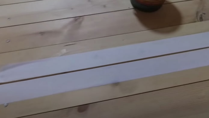 taśma maskująca na podłodze