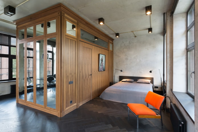 garderoba w formie ścianki działowej we wnętrzu w stylu loft