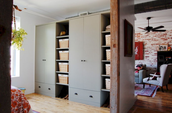 garderoba w formie ścianki działowej we wnętrzu w stylu loft