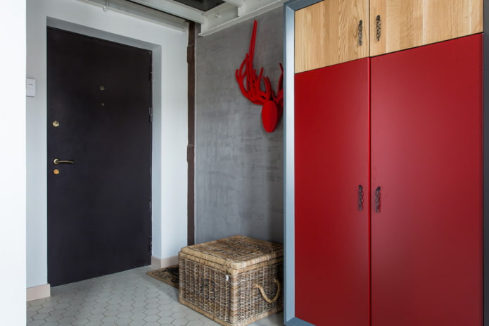 szafa we wnętrzu przedpokoju w stylu loft