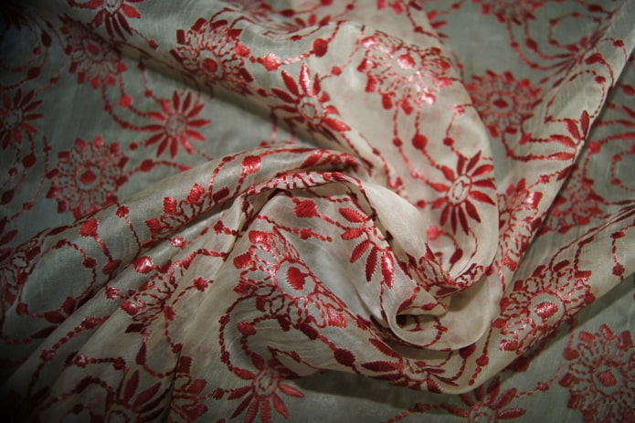 organza z haftem