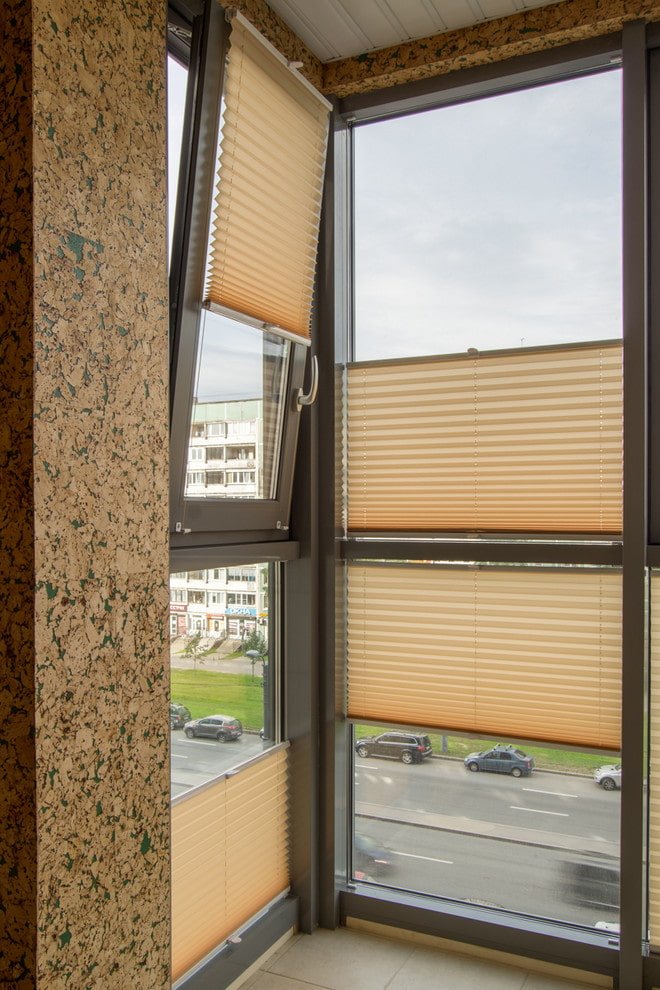 żaluzje plisowane na balkonie z przeszkleniem panoramicznym