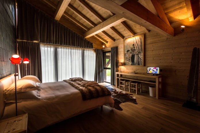 okna dachowe z zasłonami w stylu chalet
