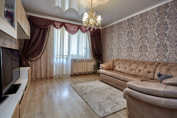 Zasłony z lambrekinem w salonie