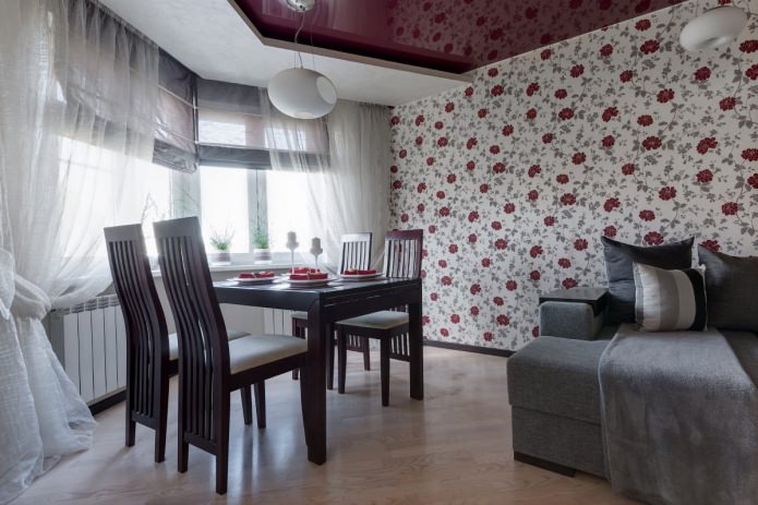 Zasłony w oknie wykuszowym do salonu