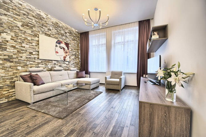 Zasłony we wnętrzu beżowego salonu