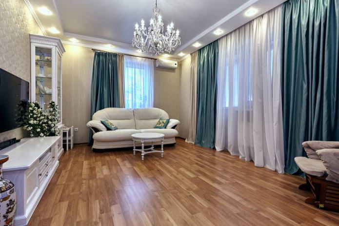 Turkusowe zasłony we wnętrzu salonu